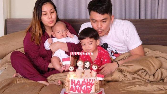 Momen saat Keluarga Selebriti Tya Ariestya rayakan anniversary yang ke-5 - Tya Ariestya dibuat syok oleh perlakuan sang suami, Irfan Ratinggang pada anak kedua mereka, Muhammad Kalundra Ratinggang.