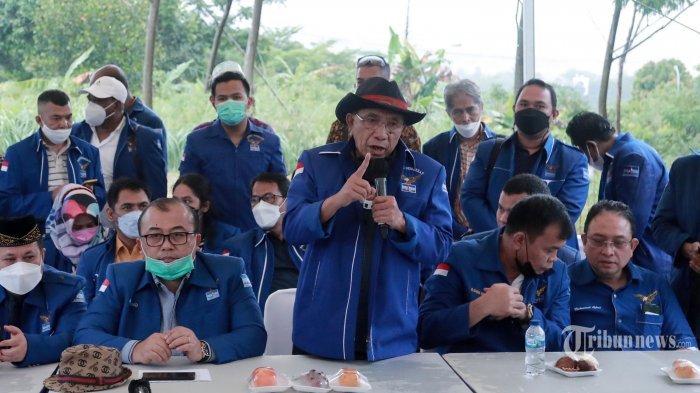 Ketua Dewan Kehormatan Partai Demokrat versi KLB Sumut, Max Sopacua memberikan keterangan kepada wartawan saat konferensi pers di Bukit Hambalang, Kabupaten Bogor, Jawa Barat, Kamis (25/3/2021). Dalam keterangannya, Hambalang akan menjadi titik awal Partai Demokrat di bawah kepemimpinan Moeldoko. Selain itu, mereka berharap Menteri Hukum dan HAM (Menkumham), Yasonna Laoly segera mengesahkan kepengurusan KLB Sumut.