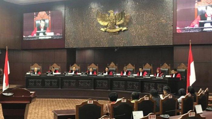 Ketua MK Anwar Usman membacakan amar putusan uji materi UU Pemilu, di Gedung MK, Jakarta, Kamis (28/3/2019).