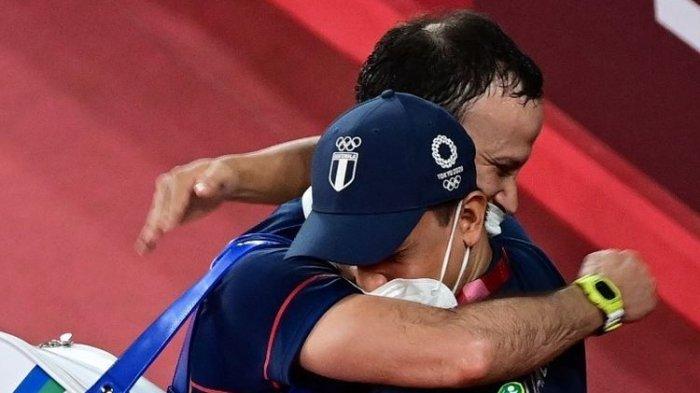 Pebulu tangkis asal Guatemala Kevin Cordon memeluk pelatihnya seusai mengejutkan Olimpiade Tokyo 2020 dengan mengalahkan Heo Kwang-hee (Korea Selatan) di babak perempat final nomor tunggal putra pada Sabtu (31/7/2021).