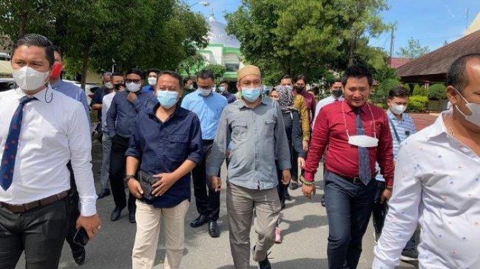 Khairuddin Aritonang alias Choki didampingi puluhan pengacara saat membuat laporan ke Polda Sumut. Choki melaporkan Gubernur Sumut Edy Rahmayadi lantaran telah menjewer telinganya di muka umum, Senin (3/1/2022).