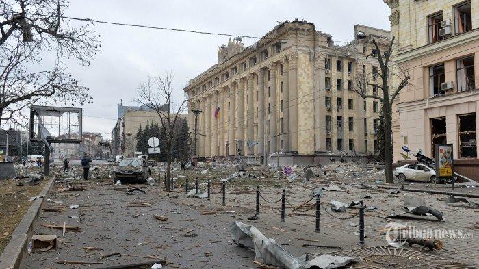 Pandangan umum ini menunjukkan balai kota Kharkiv yang rusak pada 1 Maret 2022, hancur akibat penembakan pasukan Rusia. - Alun-alun pusat kota kedua Ukraina, Kharkiv, ditembaki oleh pasukan Rusia yang menyerang gedung pemerintah setempat, kata gubernur regional Oleg Sinegubov. Kharkiv, kota yang sebagian besar berbahasa Rusia di dekat perbatasan Rusia, memiliki populasi sekitar 1,4 juta. (Photo by Sergey BOBOK / AFP)