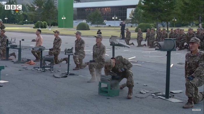 Media pemerintah Korea Utara telah menayangkan rekaman tentara yang memamerkan kecakapan tempur dan kemampuan mereka untuk menghancurkan berbagai benda dengan tangan kosong.