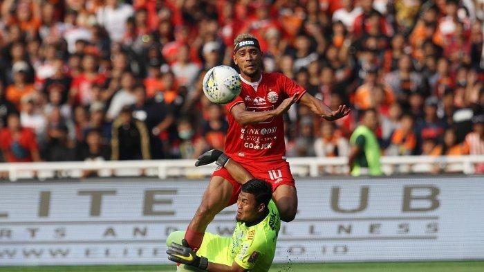 Kiper Persib Bandung, M. Natshir mengalami cedera setelah berbenturan dengan gelandang Persija Jakarta, Bruno Matos di Stadion Utama Gelora Bung Karno (SUGBK), Jakarta, Rabu (10/7/2019).