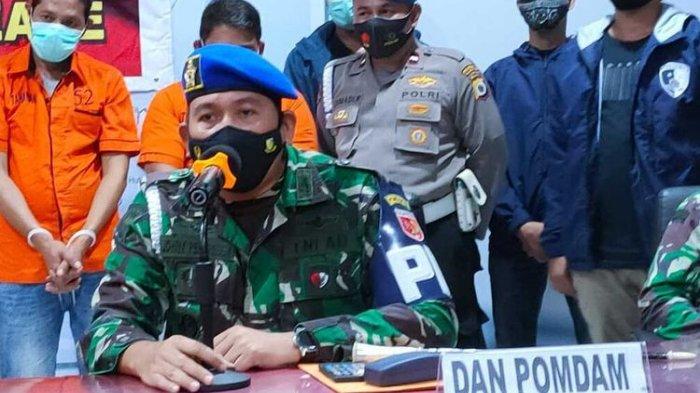 Komandan Detasemen Polisi Militer (Kapomdam) Kodam XVI Pattimura Kolonel Cpm Paul Jhohanes Pelupessy saat memberikan keterangan kepada wartawan di Kantor Polresta Pulau Ambon terkait keterlibatan salah seorang oknum TNI dalam bisnis penualan amunisi ke warga sipil, Selasa (23/2/2021).