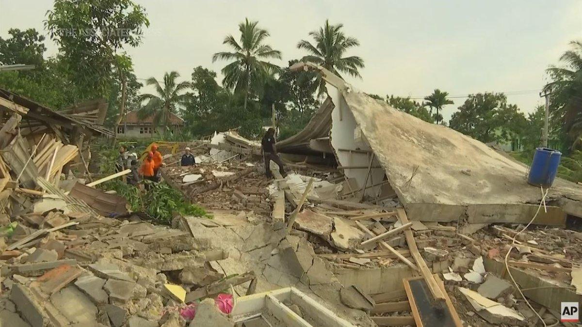 Kondisi setelah gempa mangnitudo 5,6 di Cianjur, Jawa Barat, Rabu (23/11/2022). Ribuan rumah rata dengan tanah sementara upaya evakuasi korban masih terus dilakukan.