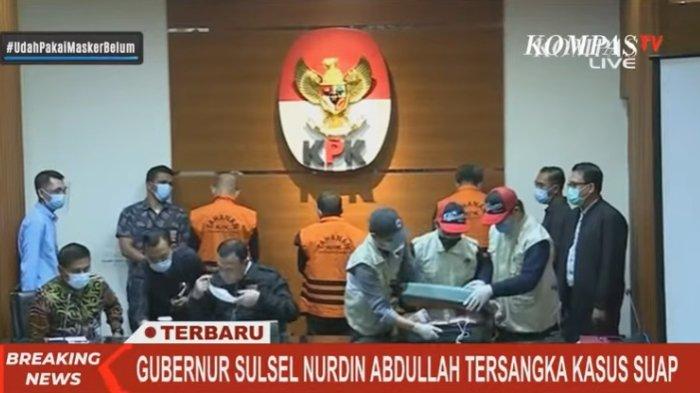 Koper barang bukti berisi Rp2 miliar tidak dapat ditutup saking penuh. Uang tersebut merupakan barang bukti dugaan suap yang diterima Gubernur Sulawesi Selatan (Sulsel) Nurdin Abdullah, Minggu (28/2/2021).