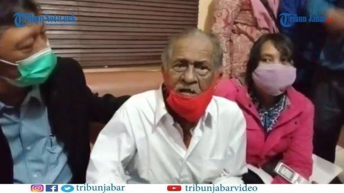 Koswara (85) yang digugat anaknya, sempat beranjak dari duduk saat wartawan menanyakan Masitoh, anak yang menggugat Rp 3 M kepadanya telah meninggal. Raut wajah Koswara berubah seketika, seakan tak percaya dengan pertanyaan itu.