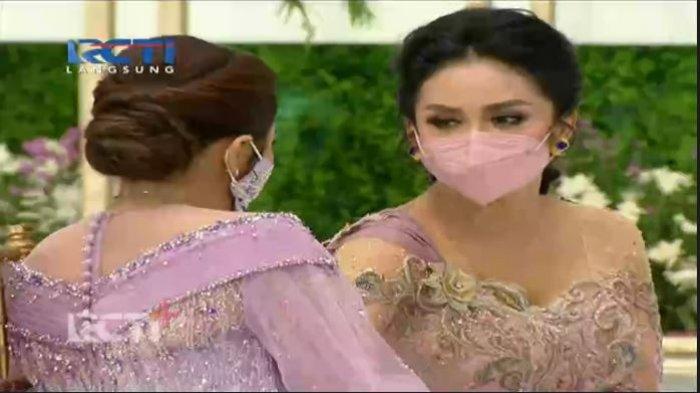 Krisdayanti berbincang akrab dengan Ashanty saat menghadiri acara lamaran Aurel dan Atta Halilintar, Sabtu (13/3/2021).