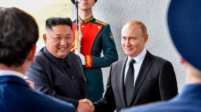 Momen pertemuan Presiden Rusia Vladimir Putin dan Pimpinan Korea Utara Kim Jong Un di Vladivostok, Rusia, 2019.