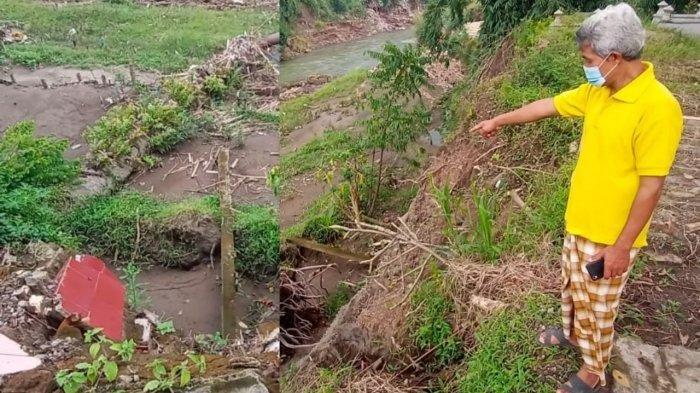Juru Kunci TPU Dusun Bendungan, Endang Anggoro Bangun menunjukkan puing-puing nisan yang ambrol sehingga jenazah terbawa arus Kali Pepe di Klodran, Kecamatan Colomadu, Senin (22/2/2021).