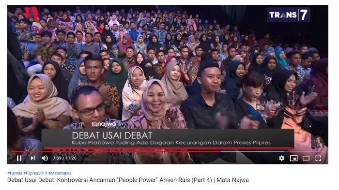 Penonton tepuk tangan riuh setelah mendengar pernyataan Jansen Sitindaon menanggapi pernyataan ancaman oleh Amien Rais.