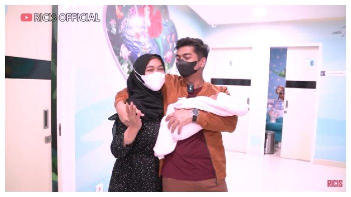 Ria Ricis dan Teuku Ryan seusai membawa Moana periksa ke dokter. Ria Ricis dan Teuku Ryan gembira seusai anaknya dinyatakan sehat dan pertumbuhannya baik.