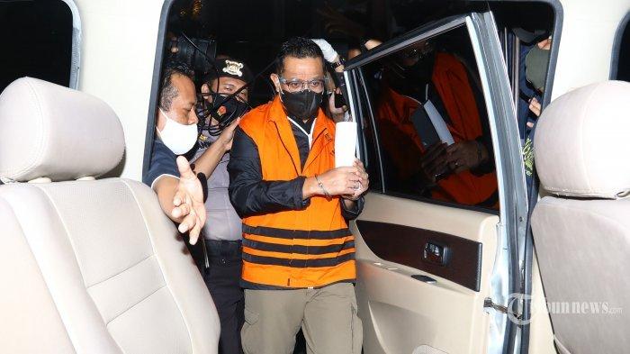 Menteri Sosial Juliari P Batubara mengenakan rompi oranye menaiki mobil tahanan usai menjalani pemeriksaan di gedung KPK, Jakarta, Minggu (6/12/2020).