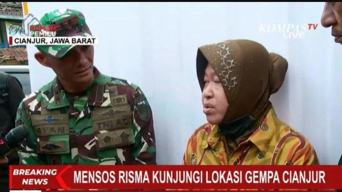 Menteri Sosial (Mensos), Tri Rismaharani saat berbicara dengan salah satu anggota TNI AD. Pembicaraan tersebut terkait perlakuan salah satu anggota TNI AD kepada Risma yang disuruh putar balik ketika akan mengunjungi korban gempa Cianjur, Kamis (24/11/2022).