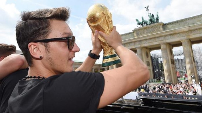 Mesut Ozil saat memenangkan Piala Dunia 2014 bersama Timnas Jerman