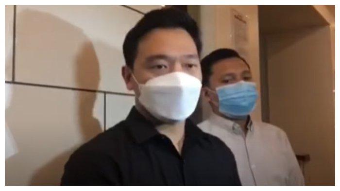 Potret Michael Yukinobu de Fretes (MYD) setelah menjalani wajib lapor kelima di Polda Metro Jaya, Kamis (21/1/2021).