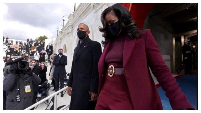 Michelle Obama dengan mantan presiden AS Barack Obama dalam acara pelantikan presiden Joe Biden.