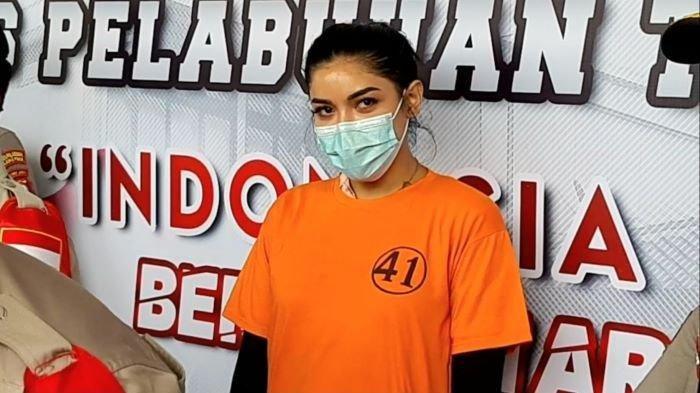 Selebgram Millen Cyrus ketika dihadirkan Kapolres Pelabuhan Tanjung Priok AKBP Ahrie Sonta di Polres Pelabuhan Tanjung Priok, Senin (23/11/2020). Millen Cyrus ditangkap polisi karena kasus sabu-sabu, Minggu (22/11/2020) dini hari.