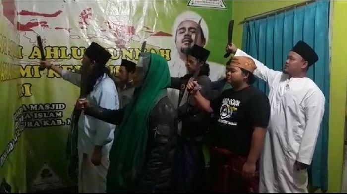 Tangkapan layar video, sejumlah orang di Majalengka, sedang melafalkan azan dengan mengganti kalimat hayya alal sholah menjadi hayya alal jihad.