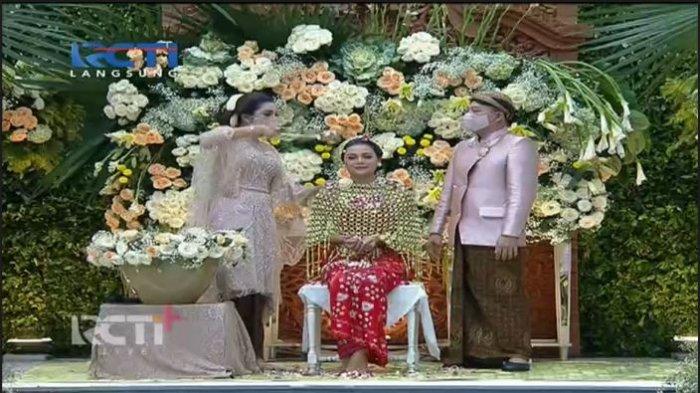 Ashanty mengguyurkan air ke tubuh Aurel Hermansyah setelah giliran Anang Hermansyah, Jumat (19/3/2021).