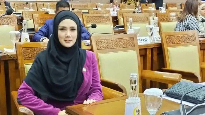Mulan Jameela saat ngantor di Senayan