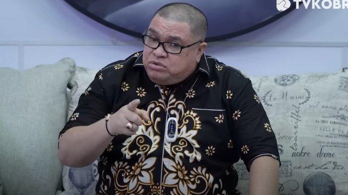 Razman Nasution dalam kanal YouTube Rasis Infotainment, Senin (19/9/2022). Razman Nasution mengaku tak takut melawan Denise Chariesta, Hotman Paris dan Farhat Abbas sekaligus.