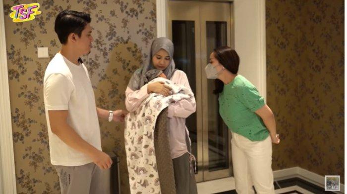 Tangkapan layar Nagita Slavina jenguk anak pertama Zaskia Sungkar dan Irwansyah, Kamis (8/4/2021)