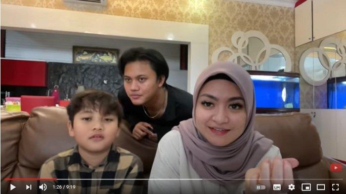 Nathalie Holscher dan keempat anaknya, Rizky Febian, Putri Delina, Rizwan Fadilah dan Ferdinand Ardiansyach bisa berkumpul.