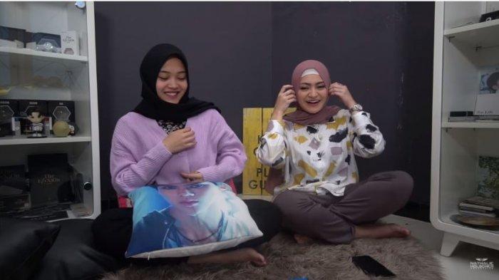 Nathalie Holscher dan Putri Delina dalam tayangan di kanal YouTube SUNAH OFFICIAL, Selasa (27/10/2020). Kebersamaan Nathalie dan Putri bermain gim 'Truth or Truth'.