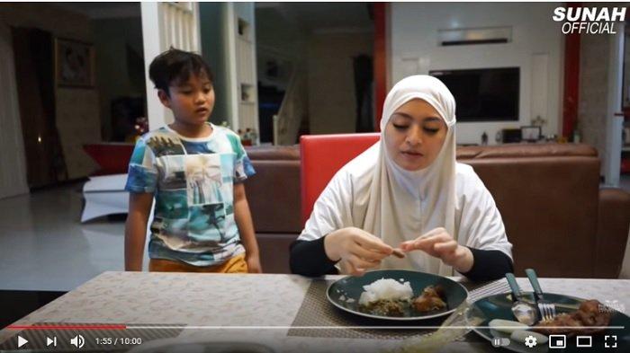 Nathalie Holscher mengidam bebek goreng dengan sambal cabai hijau.