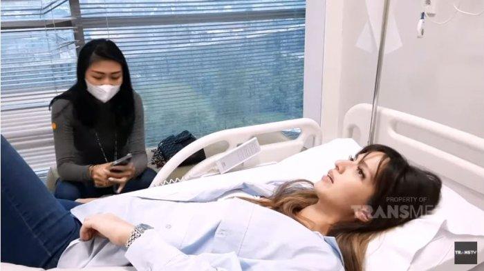 Nia Ramadhani saat memeriksakan diri ke rumah sakit ditemani asisten pribadinya, Theresa Wienathan, Senin (1/3/2021).