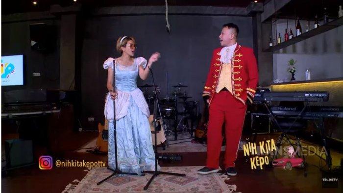 Artis Nikita Mirzani (kiri) dan Vicky Prasetyo dalam tayangan YouTube TRANS TV Official, Rabu (23/9/2020). Nikita mencecar Vicky dengan sejumlah pertanyaan secara terang-terangan.