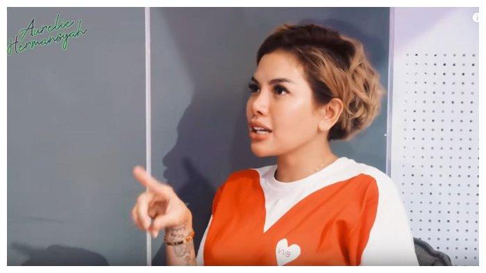 Nikita Mirzani dalam kanal YouTube Aurelie Hermansyah, Minggu (18/10/2020). Nikita Mirzani mengaku tak tahu arti cinta.