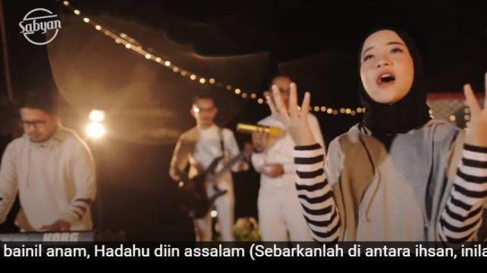 Nissa Sabyan dan Ayus memakai pakaian kembar dalam video klip Deen Assalam.