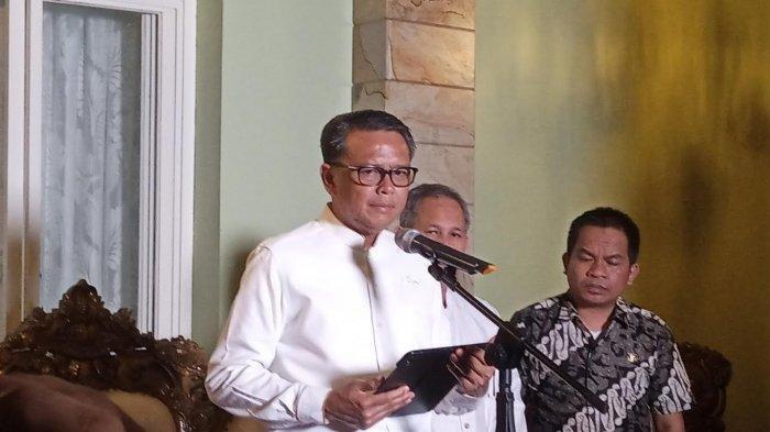 Gubernur Sulawesi Selatan (Sulsel), Nurdin Abdullah mengumumkan dua warga Sulsel positif virus corona (Covid-19)di Kompleks Perumahan Dosen (Perdos) Unhas Tamalanrea, Kamis (19/3/2020) malam. Simak profil dan harta kekayaan Gubernur Sulsel Nurdin Abdullah. Miliki ratusan prestasi hingga harta kekayaan senilai Rp51 M.