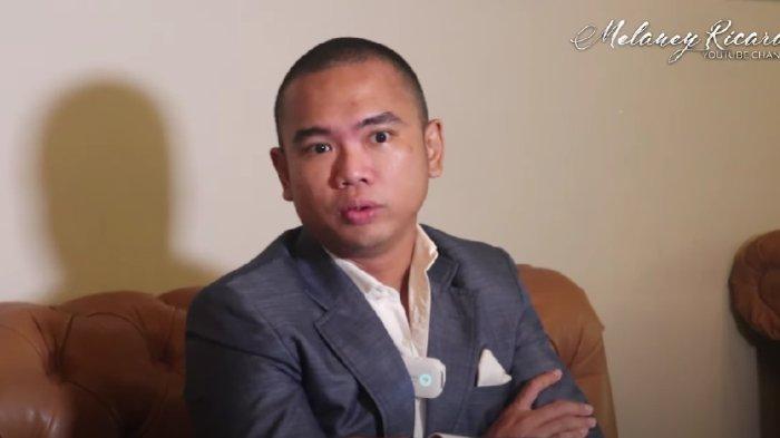 Frank Hutapea dalam kanal YouTube Melaney Ricardo, Jumat (19/8/2022). Frank Hutapea menyebut ayahnya, Hotman Paris, 'over' mengonsumsi obat.