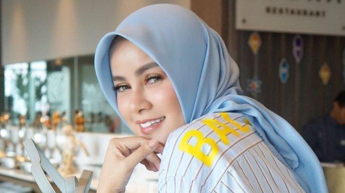 Pembawa acara Olla Ramlan dan asistennya, Mini Saputri, mengalami insiden kecil baru-baru ini. Mobil yang mereka tumpangi ditabrak pengemudi ojek online (ojol).