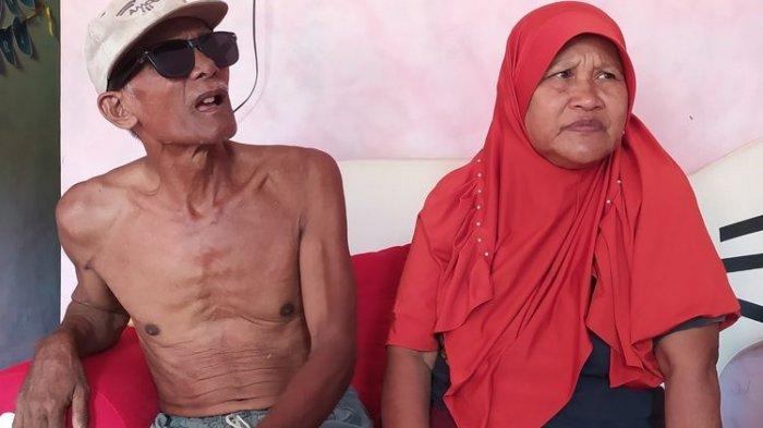 Orangtua SSL (31), Mansur (75) dan Sarifah (66) di rumahnya Desa Sidamulya, Kecamatan Kemranjen, Kabupaten Banyumas, Selasa (9/3/2021).