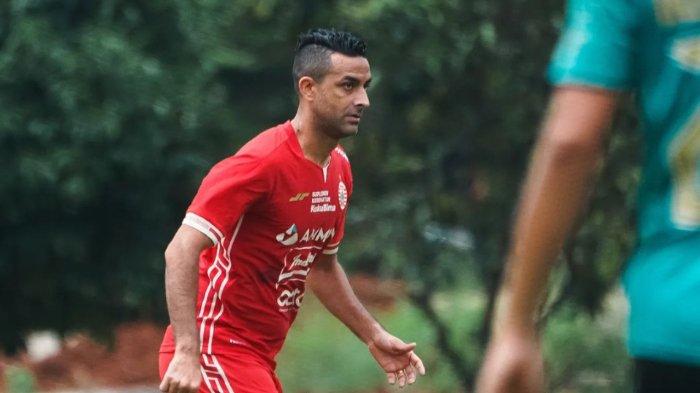 Bek naturalisasi Persija Jakarta, Otavio Dutra saat bermain di laga uji coba kontra Bhayangkara FC.