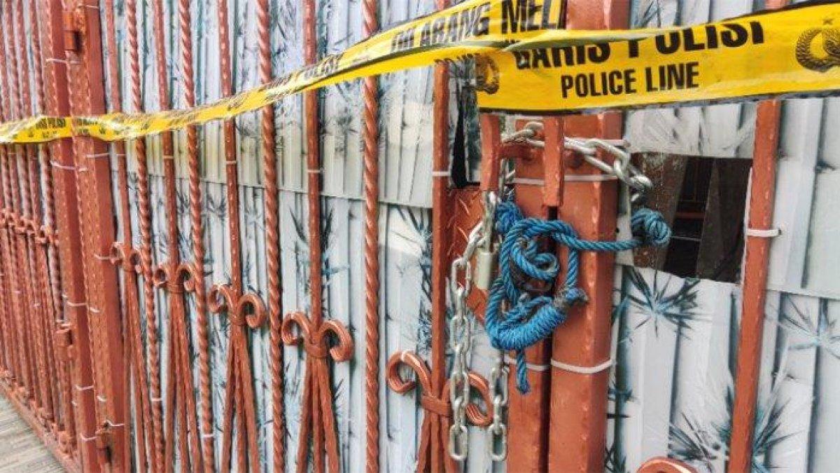 Pagar rumah lokasi penemuan empat mayat di perumahan Citra Garden Extension Blok AC5 Nomor 7, Kecamatan Kalideres, Jakarta Barat kini dipasang gembok.