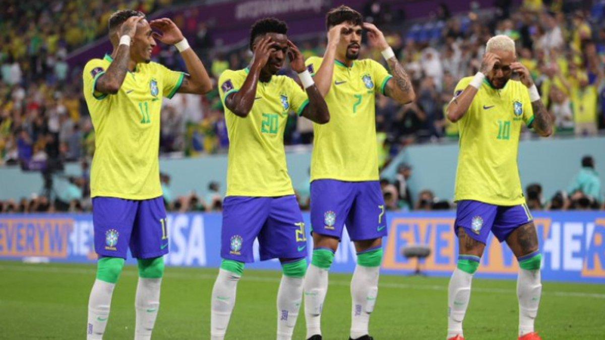 Para pemain Timnas Brasil berselebrasi dan menari-nari seusai membobol gawang Timnas Korea Selatan dalam lanjutan laga babak 16 besar Piala Dunia 2022 Qatar.