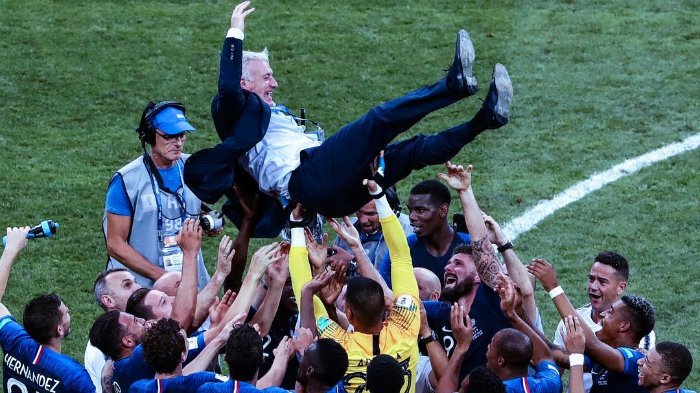 Para pemain Timnas Perancis merayakan kemenangan Piala Dunia 2018 dengan sang pelatih, Didier Deschamps.