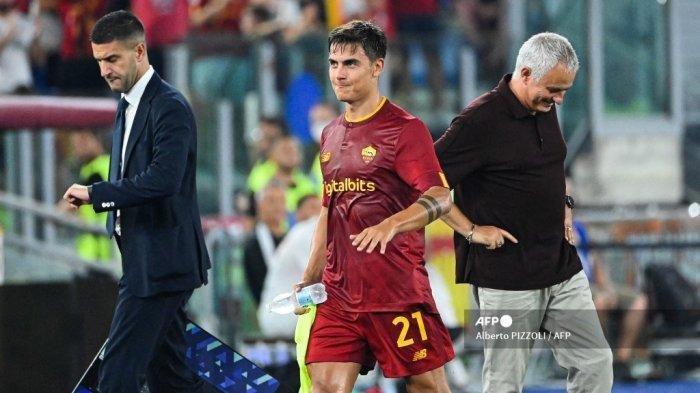 Pemain depan AS Roma, Paulo Dybala (tengah) bercanda dengan pelatihnya Jose Mourinho saat ia digantikan selama pertandingan sepak bola Serie A Italia antara AS Roma dan Monza pada 30 Agustus 2022 di stadion Olimpiade di Roma.