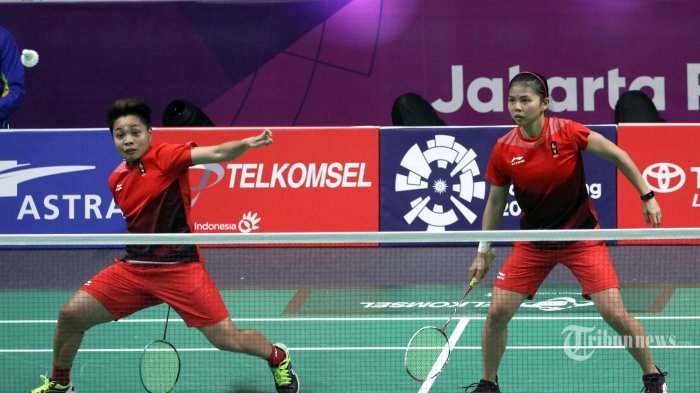 Pebulutangkis ganda putri Indonesia Greysia Polii dan Apriyani Rahayu mengembalikan kok kearah pebulutangkis Hongkong Ng Tsz Yau dan Yuen Sin Ying pada babak 16 besar beregu Asiang Games 2018 di Istora Senayan, Jakarta, Minggu (19/8/2018). Greysia/Apriyani mampu mengalahkan Ng Tsz Yau/Yuen Sin Ying dengan skor 21-14 dan 21-11. Pada babak ini Indonesia mengalahkan Hongkong dengan skor 3-0.
