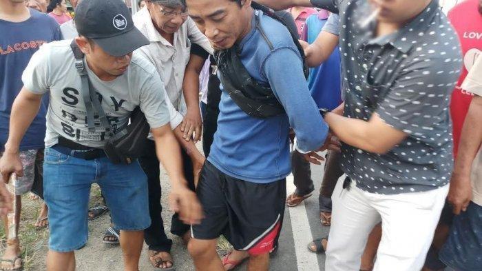Pelaku Jamal saat diamankan polisi - kejadian nyata Anak Bunuh Ayah di Kelurahan Bittoeng, Kecamatan Duampanua, Kabupaten Pinrang, Sulawesi Selatan.