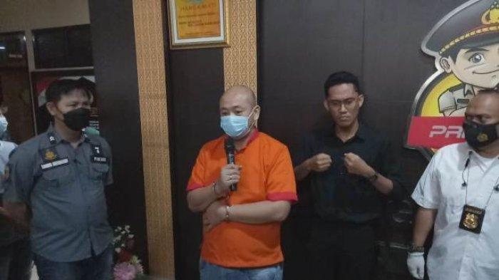 Pelaku penganiayaan perawat RS Siloam Palembang JT ditemui saat press release di Polrestabes Palembang, Sabtu (17/4/2021).