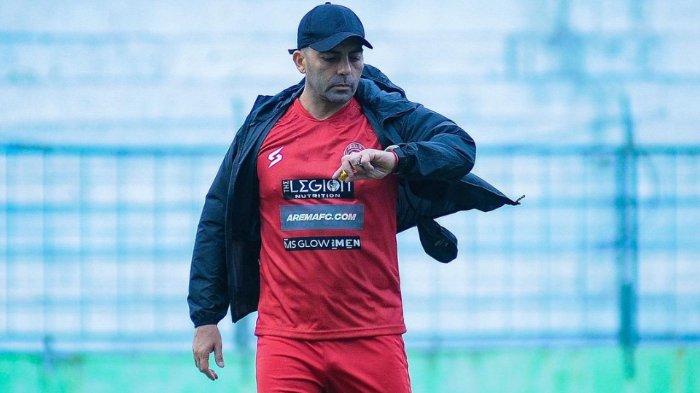 Pelatih Arema FC, Javier Roca saat pertama kali memimpin latihan perdana tim Singo Edan di Liga 1 2022.