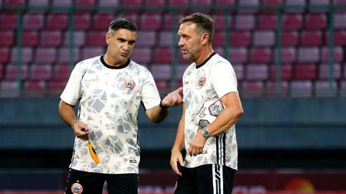 Pelatih kepala Persija Jakarta, Thomas Doll (kanan) beserta asistennya, (kiri).