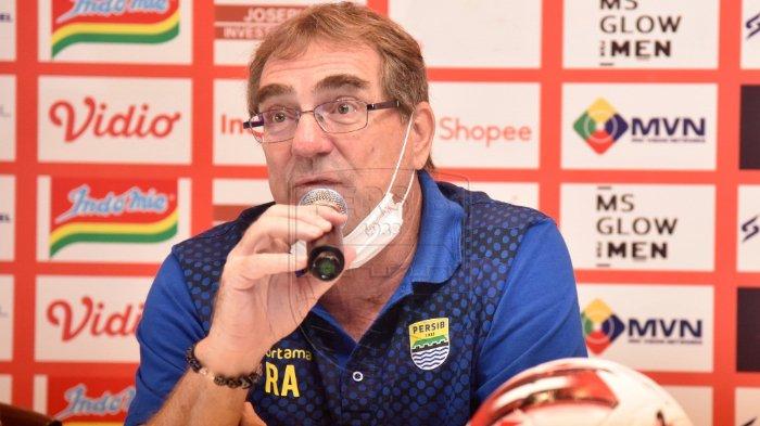 Pelatih Persib Bandung, Robert Alberts dalam konferensi pers sebelum laga ,melawan Arema FC, Sabtu (7/3/2020).